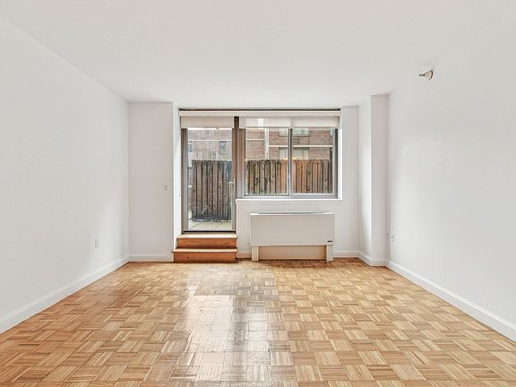 4th image of 360 W 43rd St APT S2m