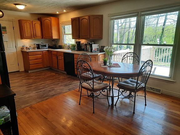 4th image of 671 Dartmoor Dr