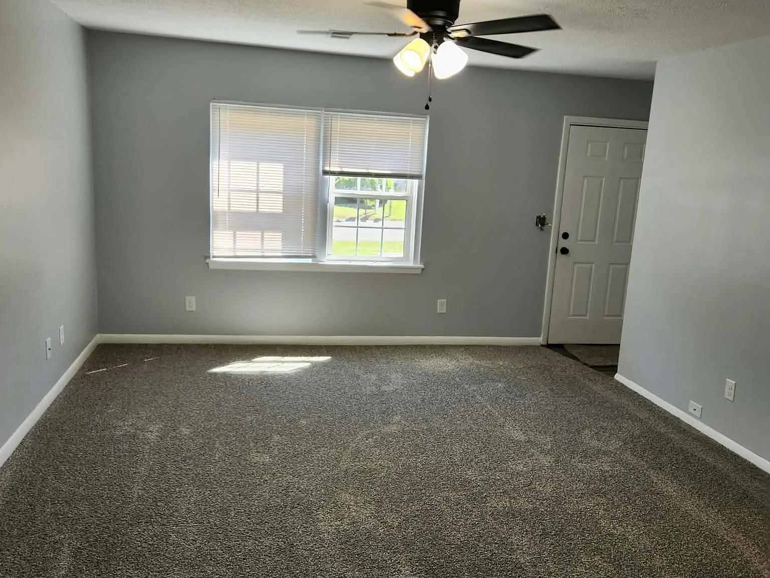 3 bed, 1.5 bath, 1170 sqft, $2,100 — Photo 2