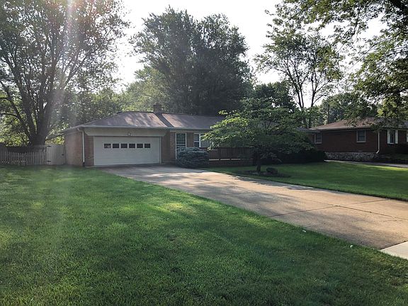 2 Car Garage / Lots of storage space / Clean & Dry