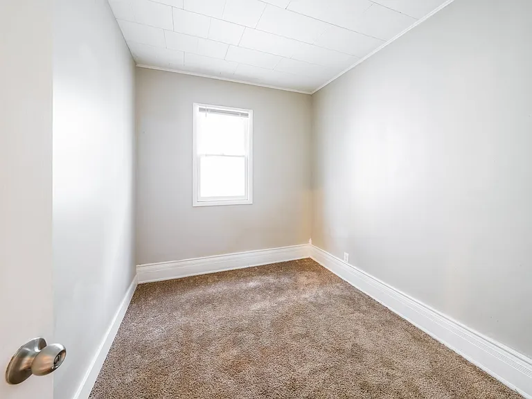 831323_030_bedroom_13459855.jpg