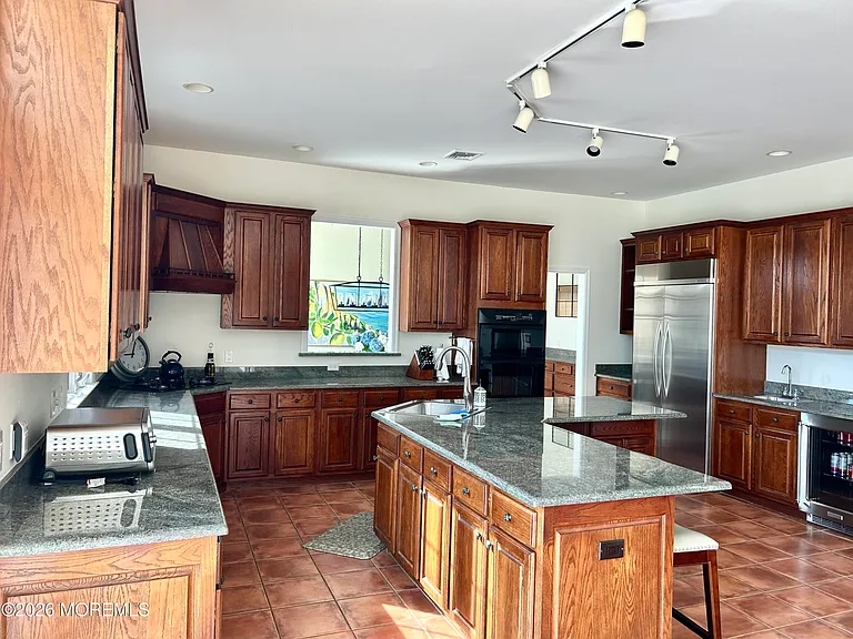 206 Pointe Dr — Photo 9