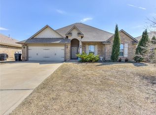 824 SW 11th St, Moore, OK 73160