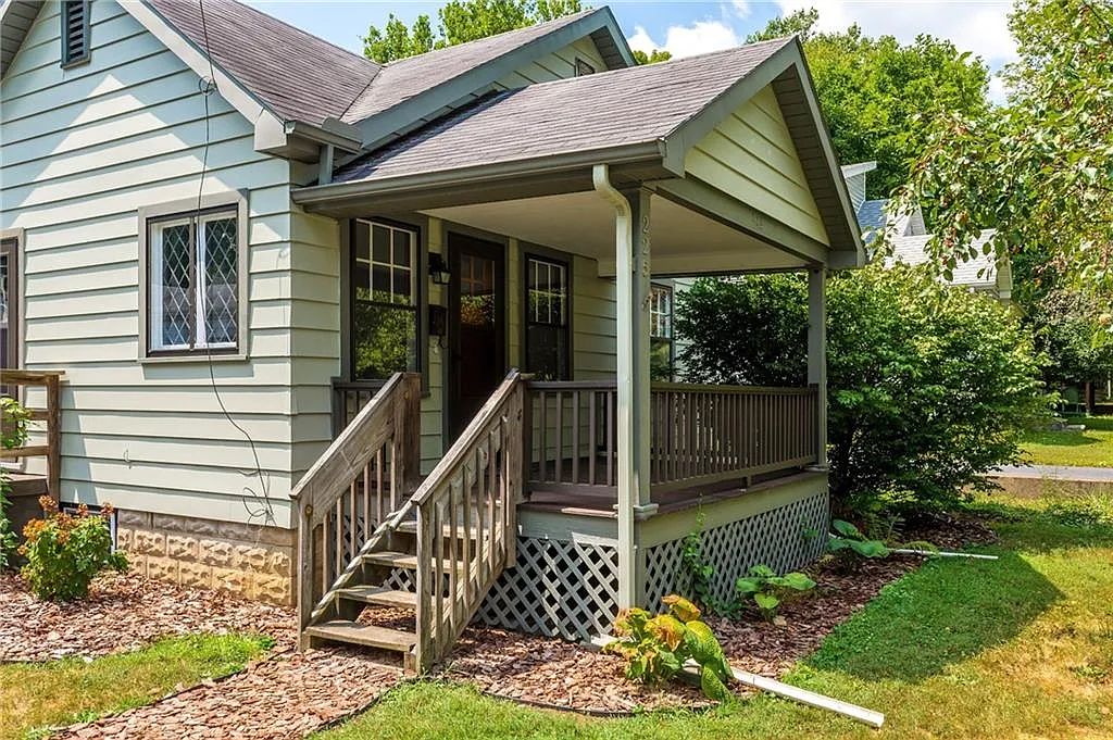 225 Pleasant St photo 1