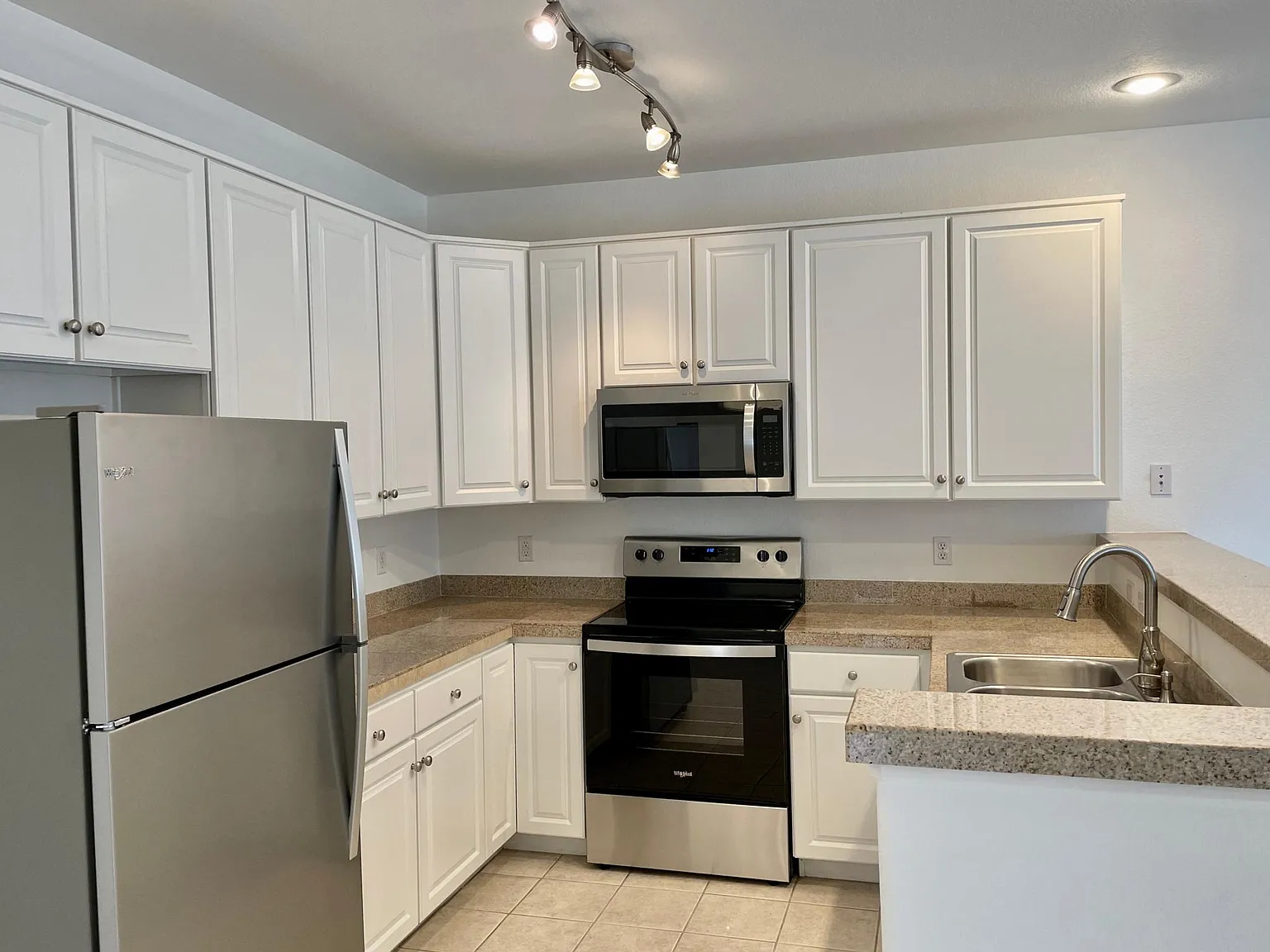 2 bed, 1035 sqft, $1,900 — Photo 2