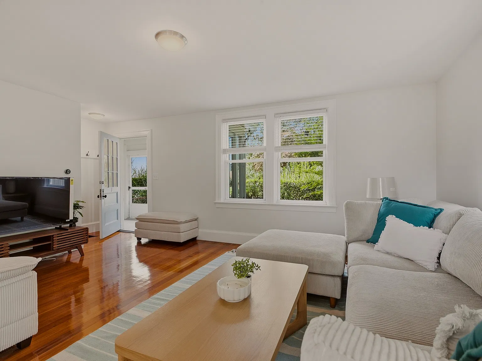 3 bed, 1001 sqft, $4,000 — Photo 2