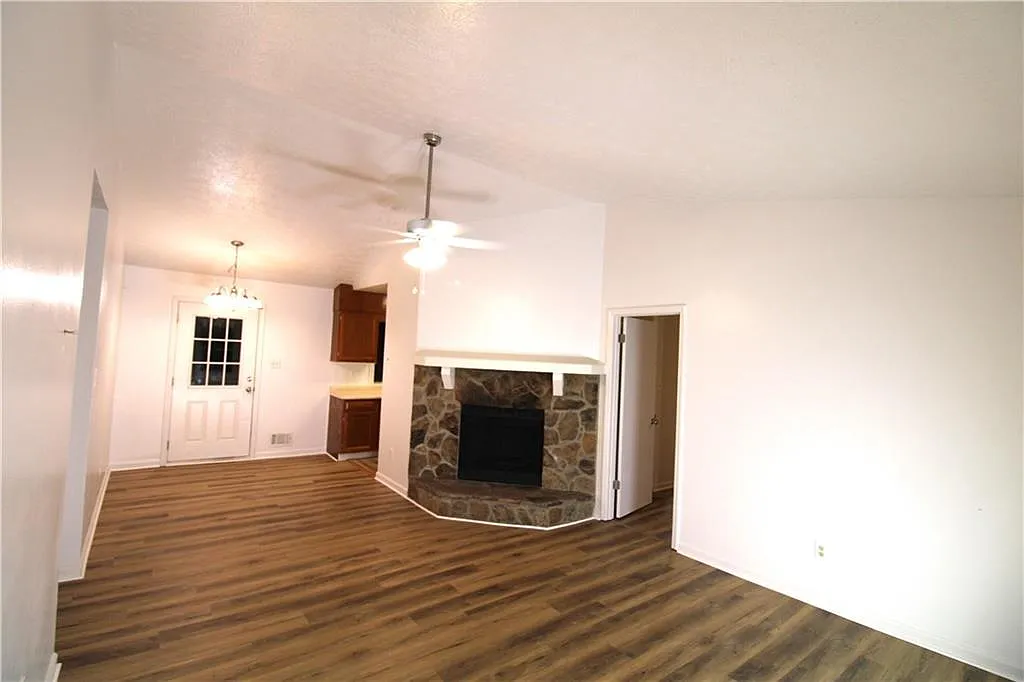 3 bed, 2.0 bath, 1291 sqft, $1,650 — Photo 4