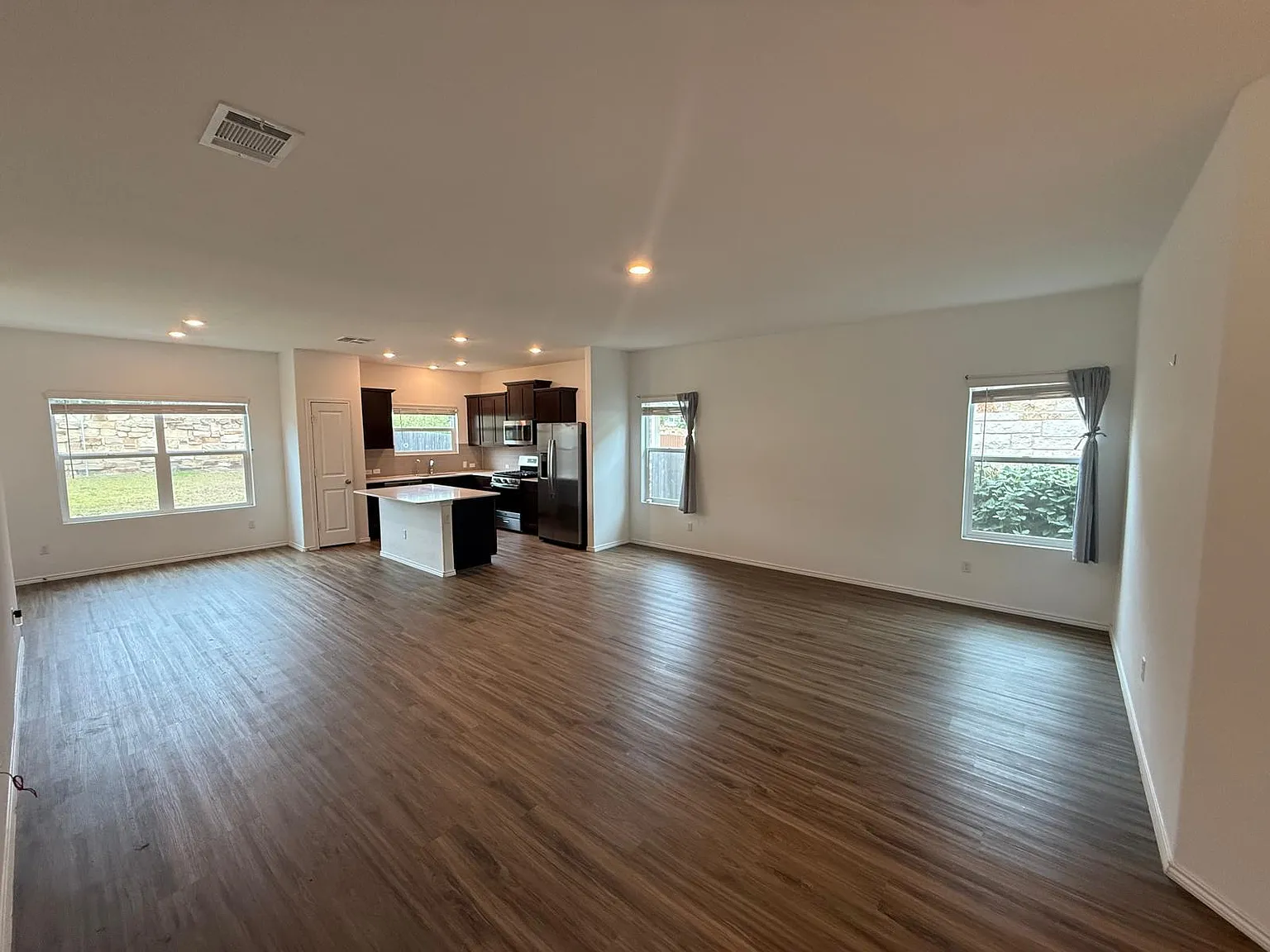 3 bed, 2.0 bath, 1636 sqft, $2,195 — Photo 4
