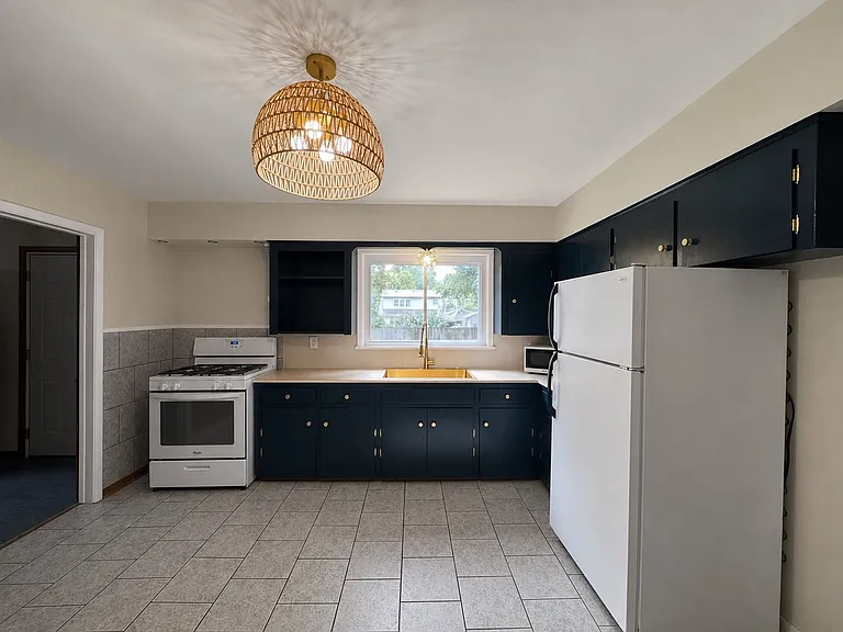 833 S Rogers Ave — Photo 4
