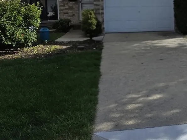 1268 Edinburgh Ct, Wheaton, IL 60189