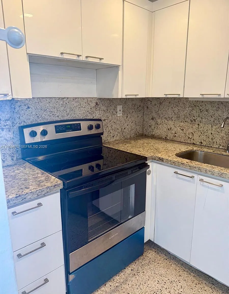 Christopher Plaza Condo — Photo 4