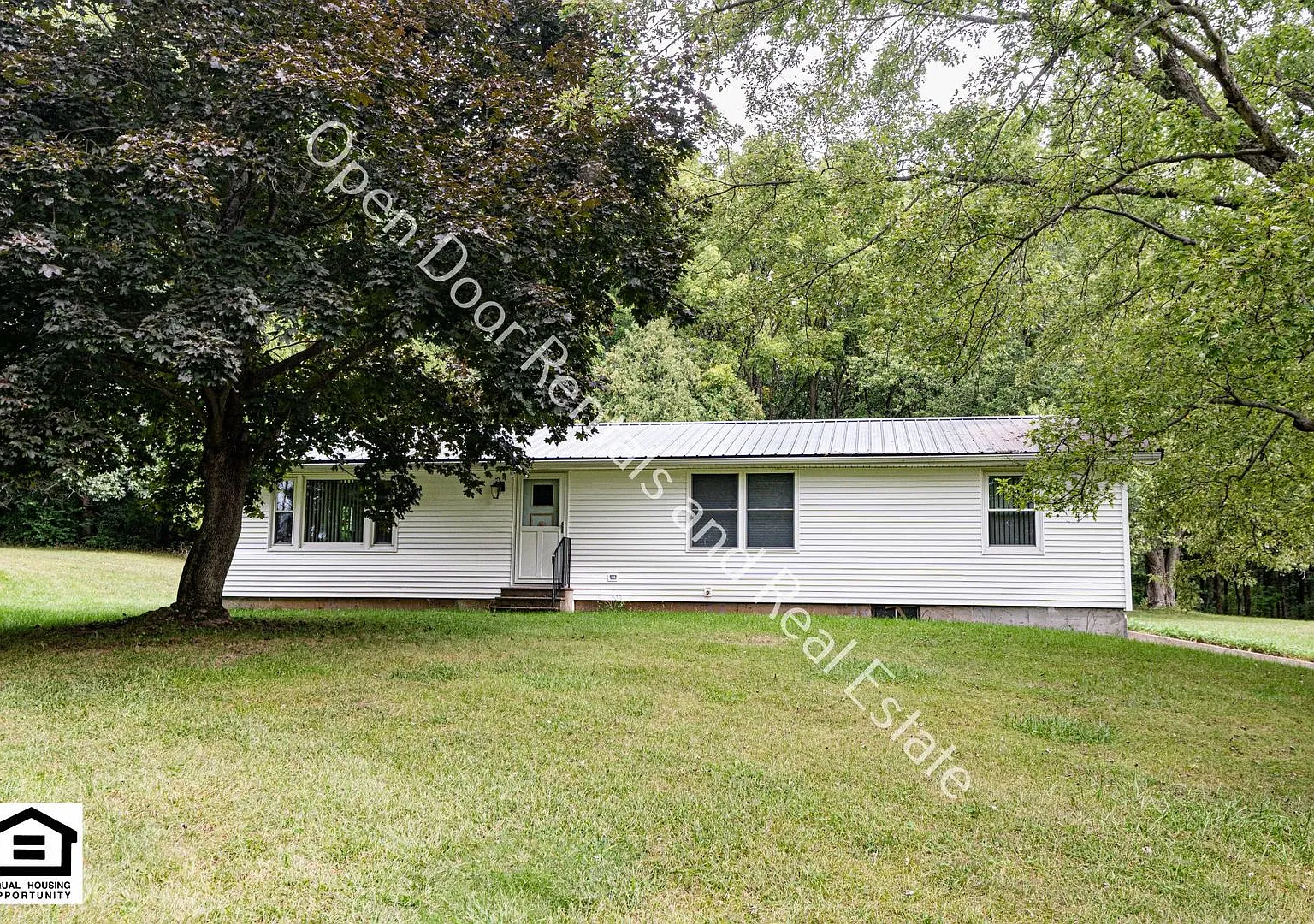 2 bedroom home in the county — Photo 1