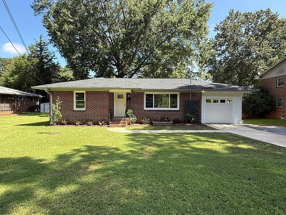 4 Poinsetta Dr NE