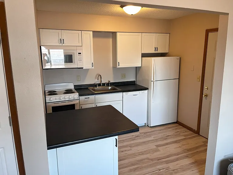 2100 Walnut St — Photo 2