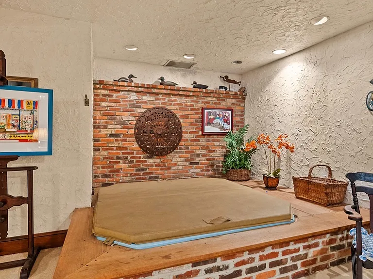 213 Cameron St — Photo 42