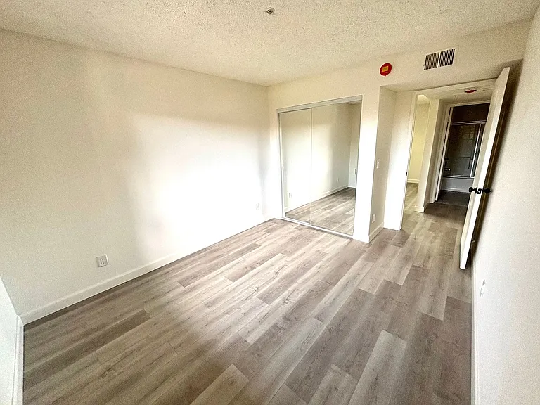 6331 Los Robles Ave — Photo 6