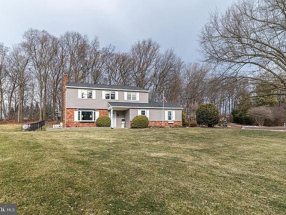 2nd image of 4672 Woodfield Cir