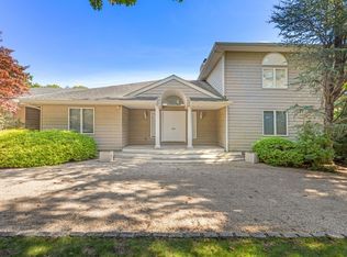 4 Honeysuckle Ln, East Quogue, NY 11942