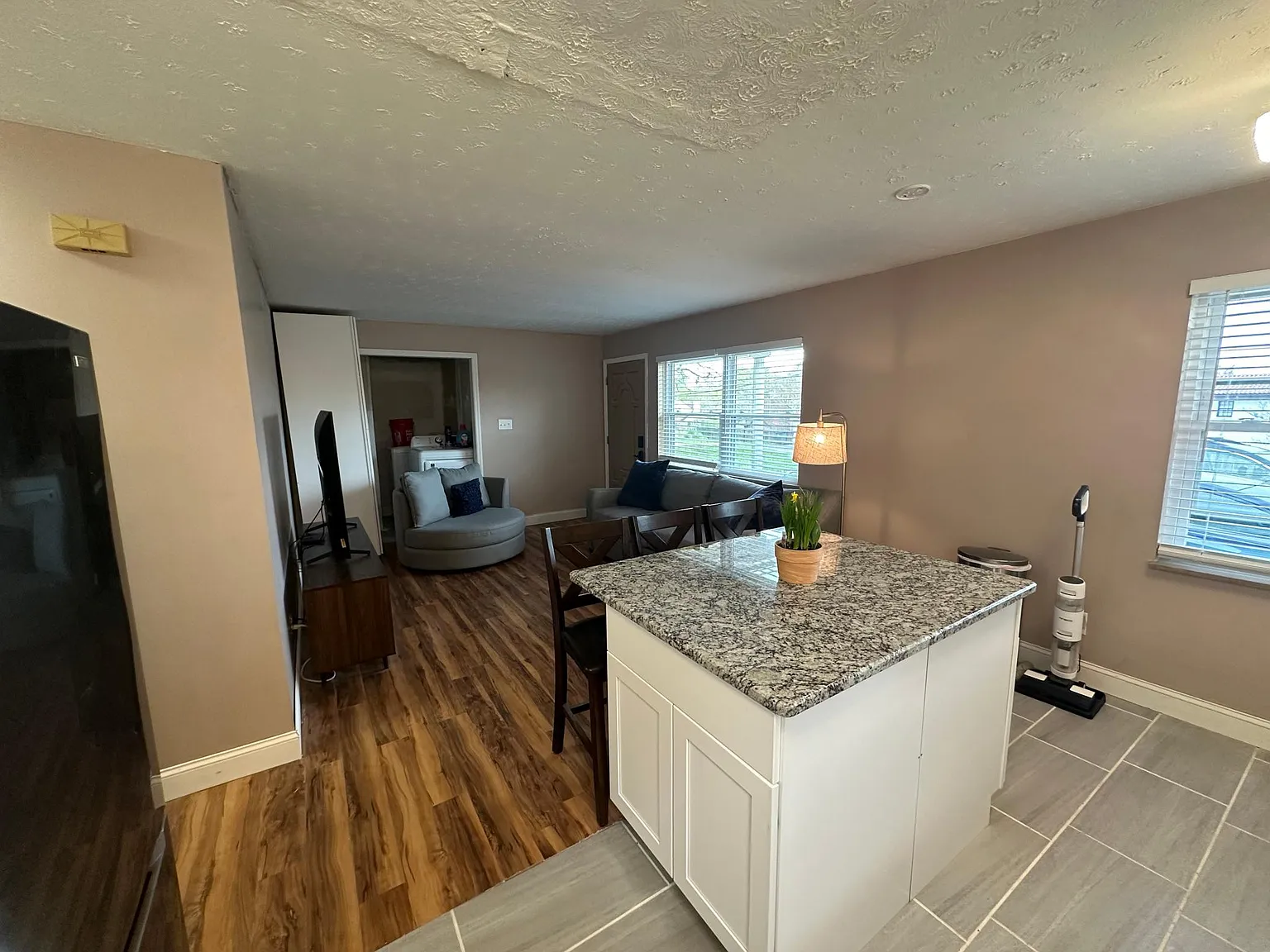 2 bed, 800 sqft, $1,600 — Photo 4