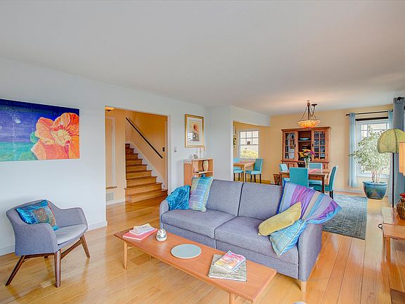 Living room and dining room can be configured many ways to provide a more cosy or more open feel. Both rooms have views of SF, Oakland and the Bay.