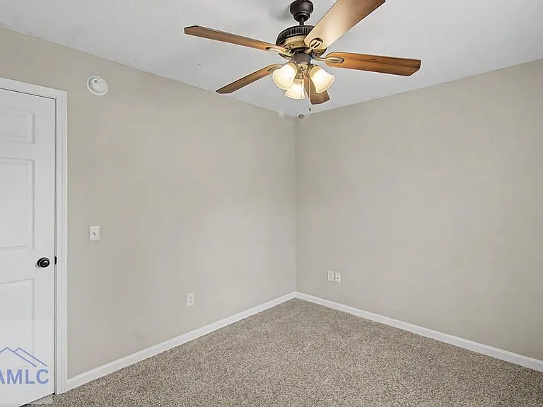 401 E Banks St — Photo 11