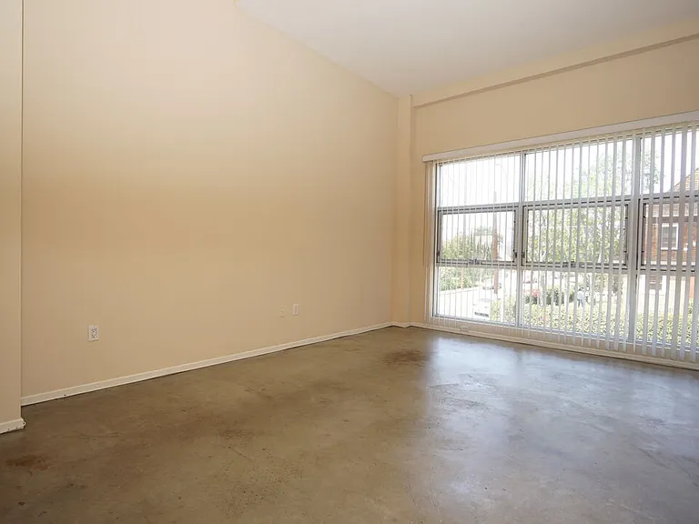 922 W 23rd St #202 — Photo 8