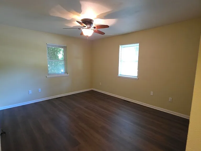 308 E Gum St — Photo 12