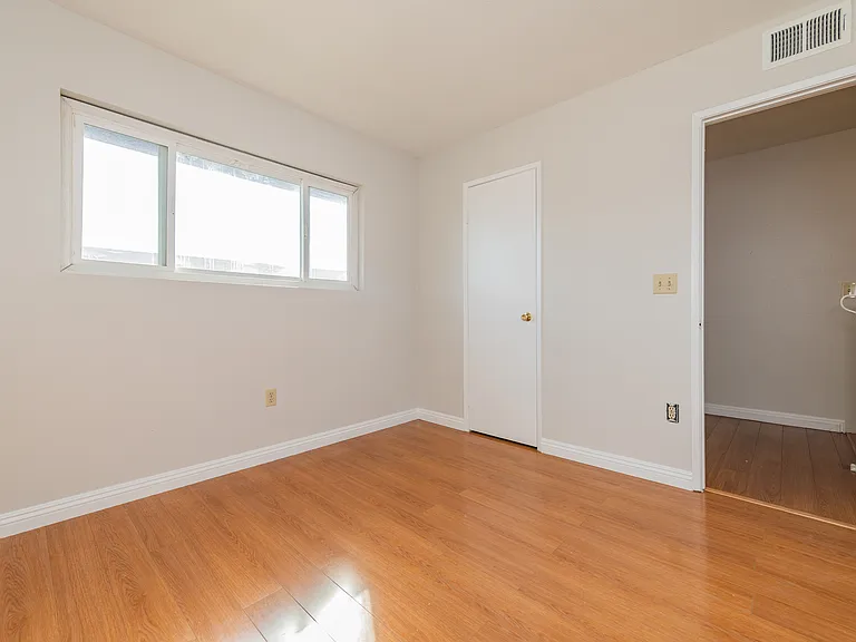 2400 S Ridgewood Dr #3 — Photo 7
