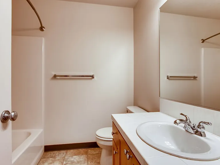 889 NE Caden Ave — Photo 21