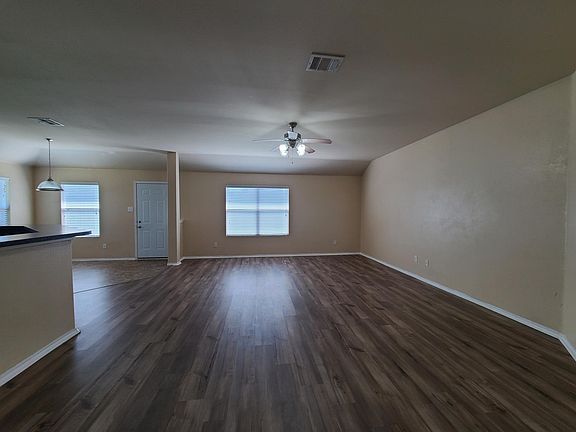 3rd image of 916 Matthew Ln
