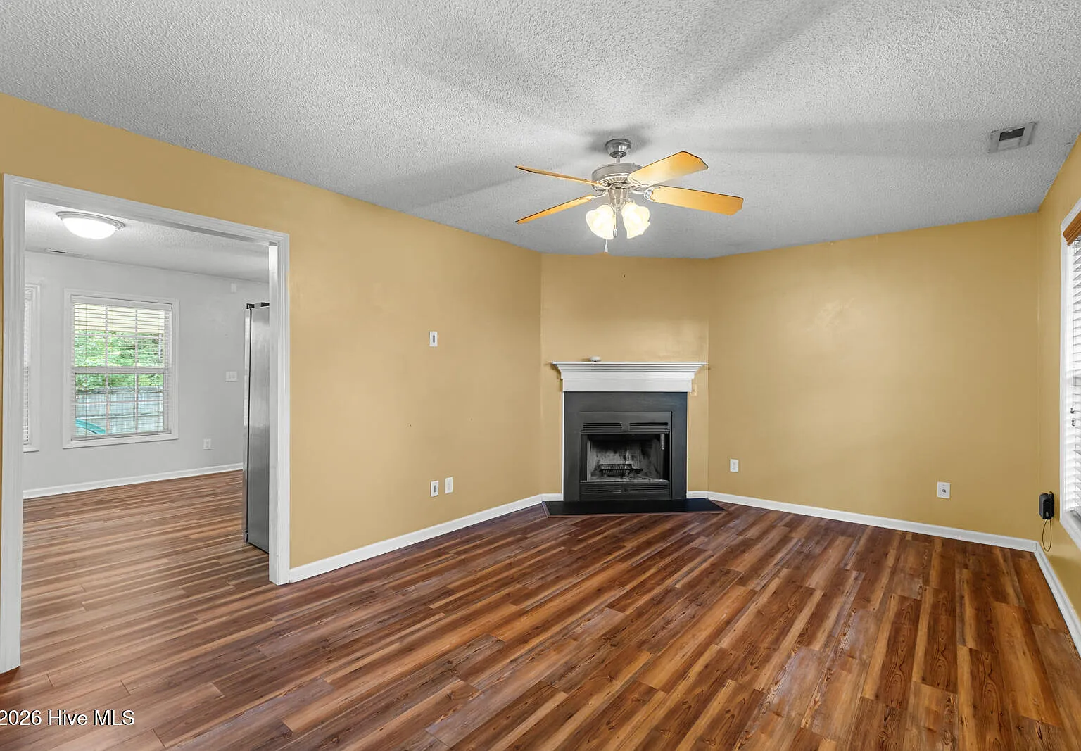 3 bed, 2.0 bath, 1200 sqft, $1,600 — Photo 2