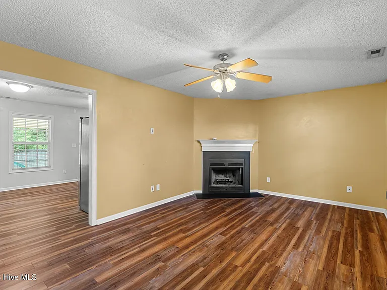 101 Barrington Ct — Photo 2