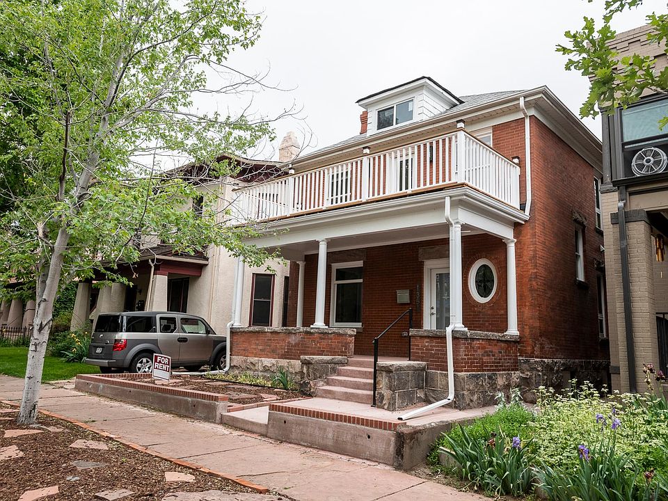 Large Denver Square with 10ft ceilings.