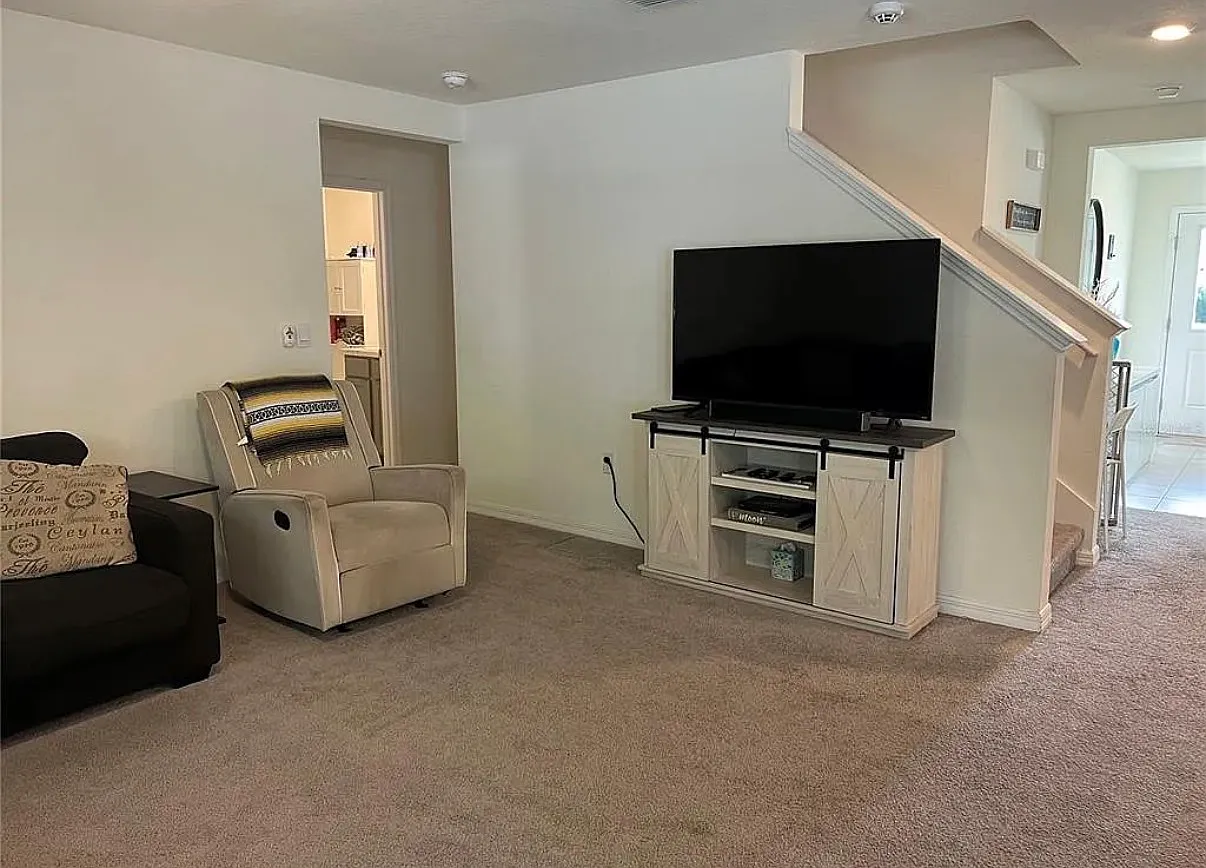 5 bed, 2516 sqft, $3,200 — Photo 2