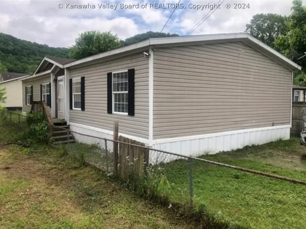 311 N 3rd Ave, Hometown, WV 25109