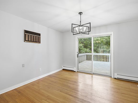 5th image of 557 Monroe Ct