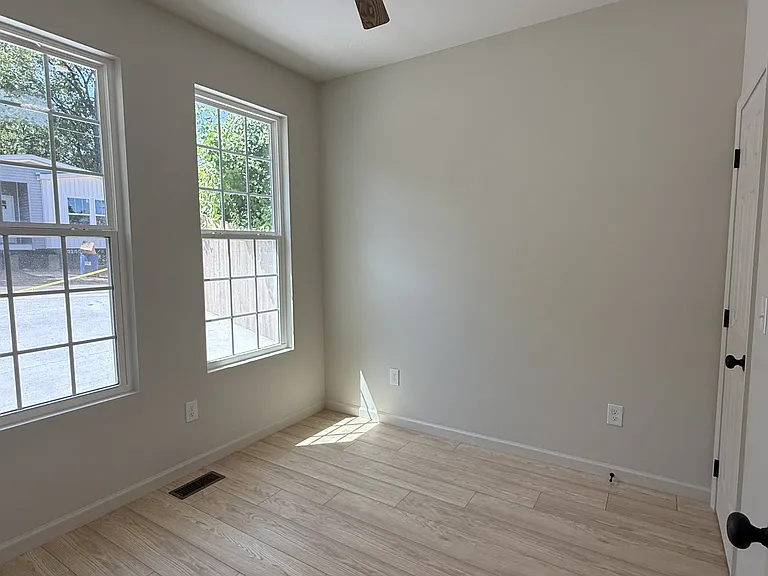 2213 Cityview Ave — Photo 12