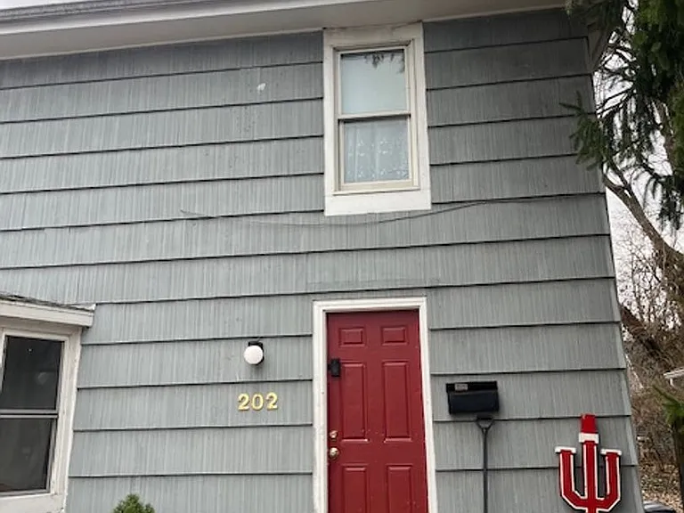 202 E Dodds St — Photo 2