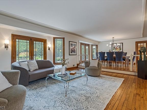 5th image of 25 Notch Hill Dr