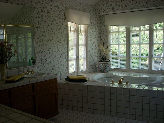 5th image of 4234 Hazeltine Ave