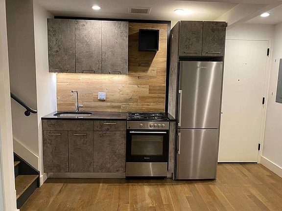 2nd image of 826 Saint Johns Pl #4R