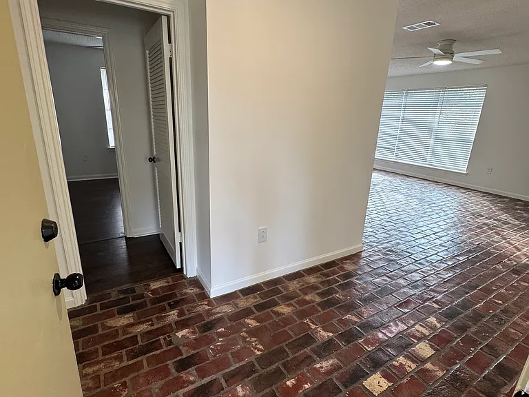 1413 Briarhurst Dr — Photo 6