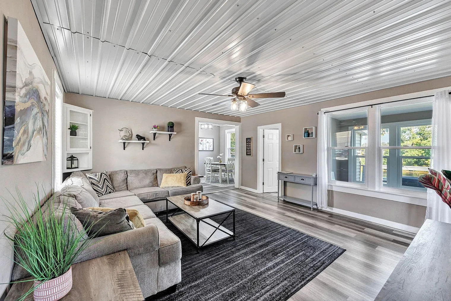 4 bed, 2.0 bath, 1894 sqft, $4,364 — Photo 3
