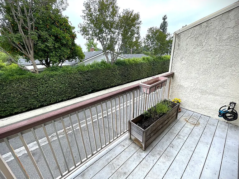 7100 Balboa Blvd #104 — Photo 5