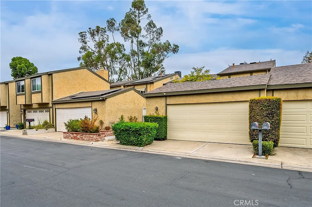 4 bed, 2.5 bath, 2105 sqft, $4,300 — Photo 2