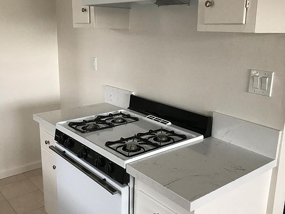 3rd image of 1015 S Marguerita Ave