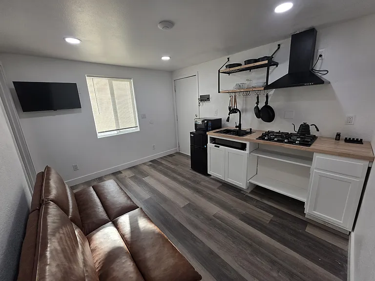 628 W 9th St #3 — Photo 11
