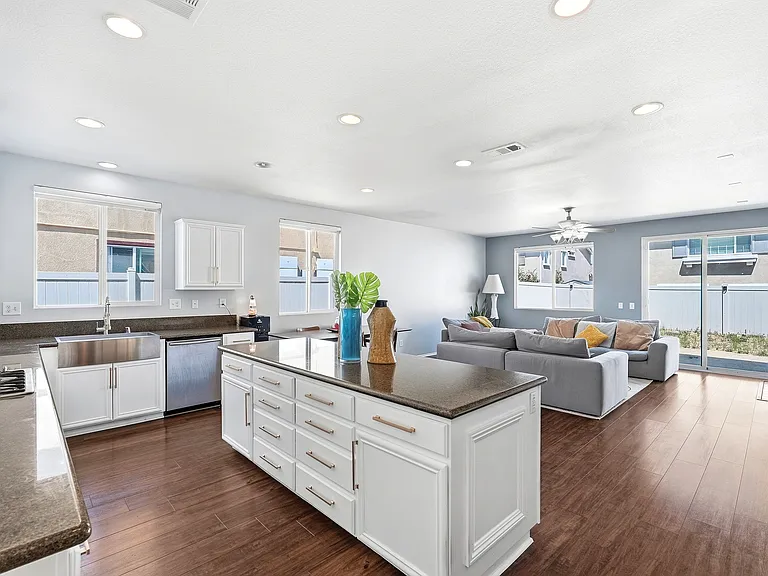 39112 Desert Holly Ln — Photo 8