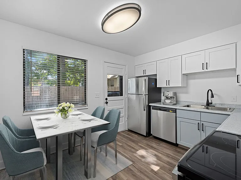 Native and Sienna Apartments — Photo 1