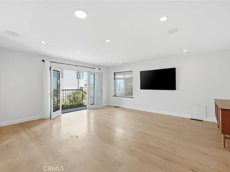 221 24th St — Photo 11